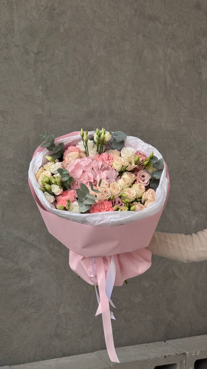 Букет из роз, гортензии и эустом Букет из роз, гортензии и эустом