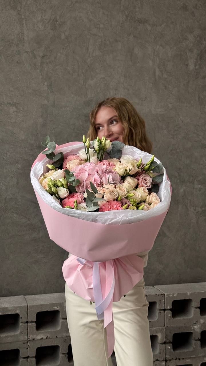 Букет из роз, гортензии и эустом Букет из роз, гортензии и эустом