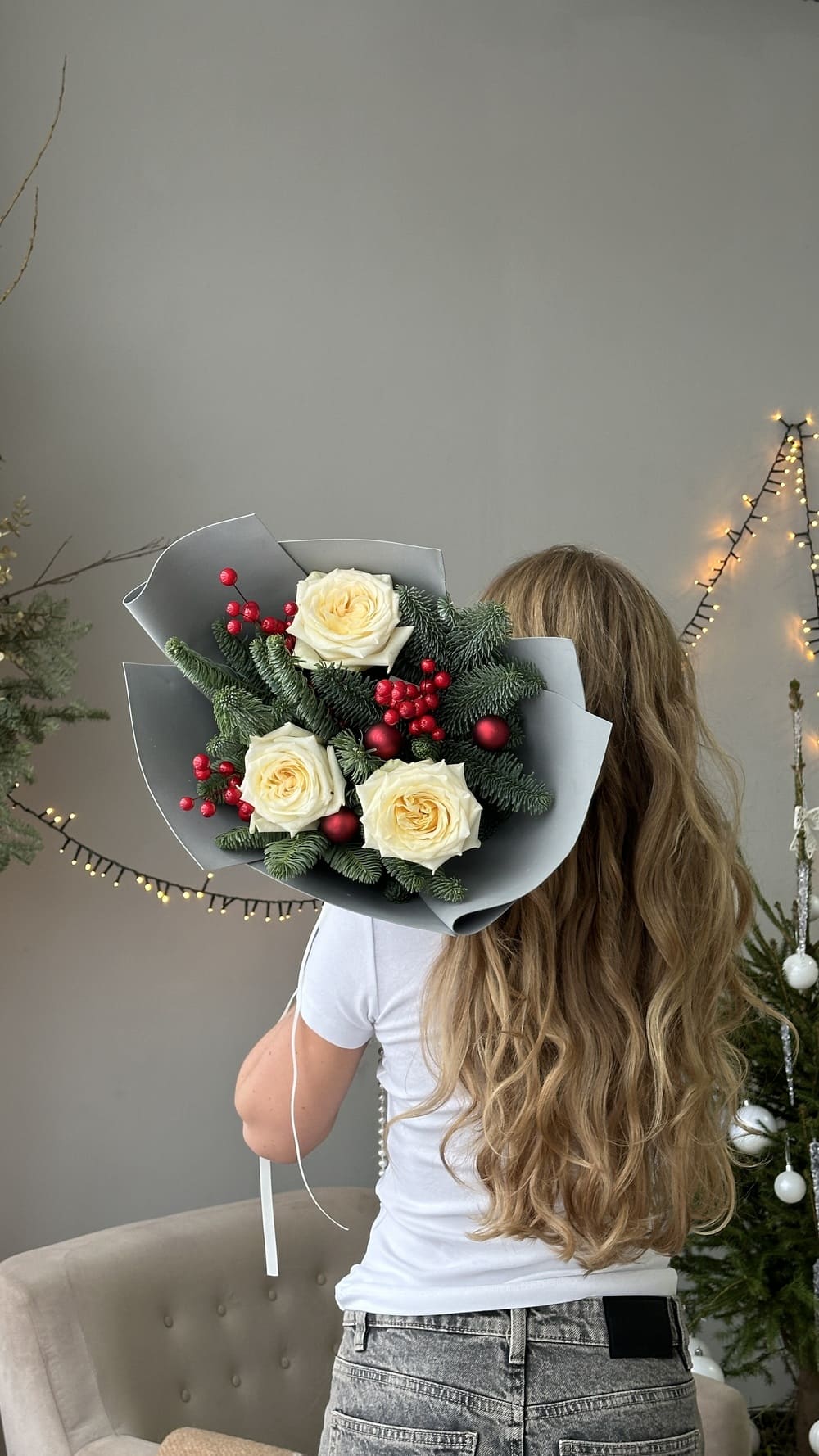 Букет из роз и хвои Букет из роз и хвои