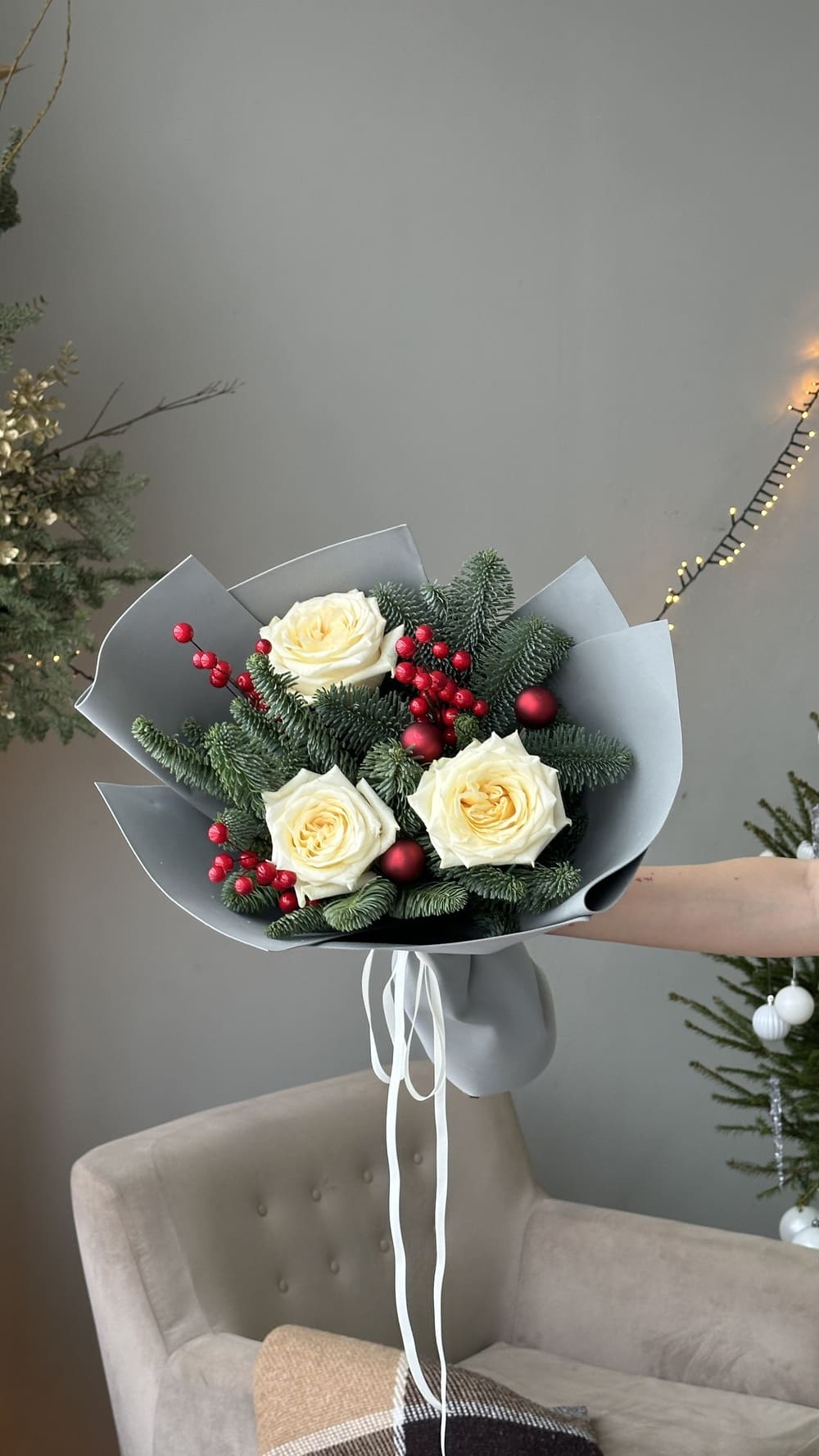 Букет из роз и хвои Букет из роз и хвои