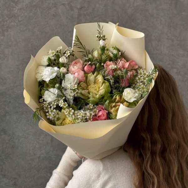 Букет из роз вегги и диантусов
