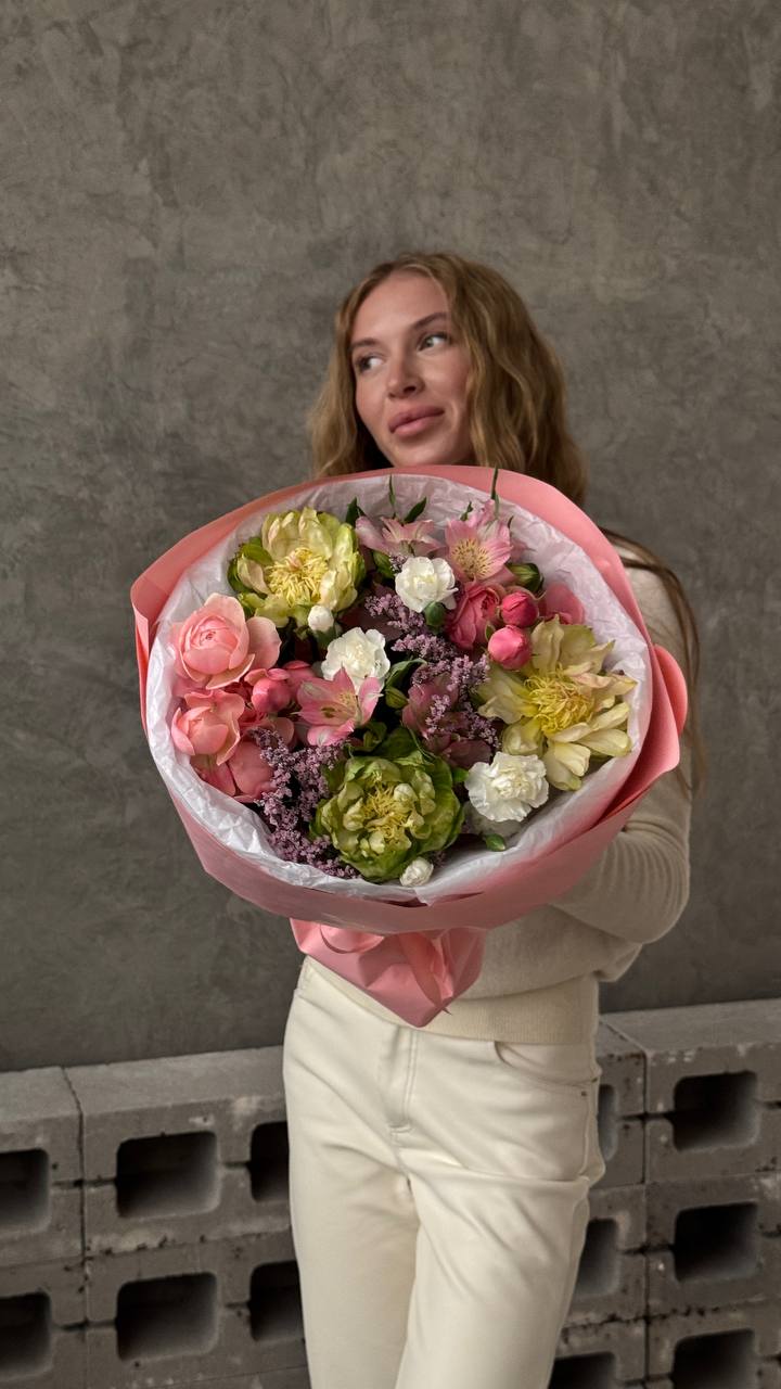 Букет из роз венге, альстромерии и диантусов Букет из роз венге, альстромерии и диантусов