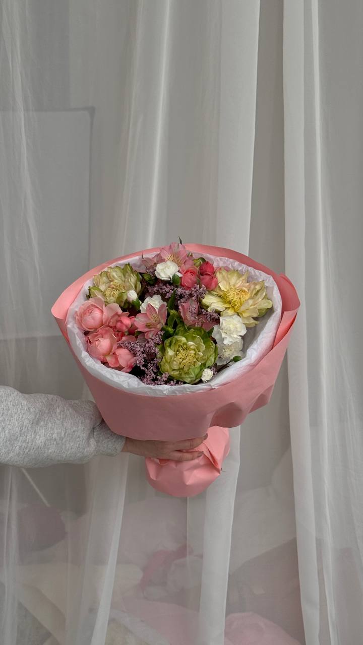 Букет из роз венге, альстромерии и диантусов Букет из роз венге, альстромерии и диантусов