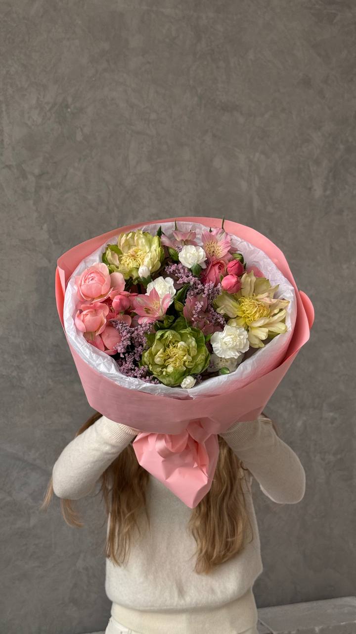 Букет из роз венге, альстромерии и диантусов Букет из роз венге, альстромерии и диантусов