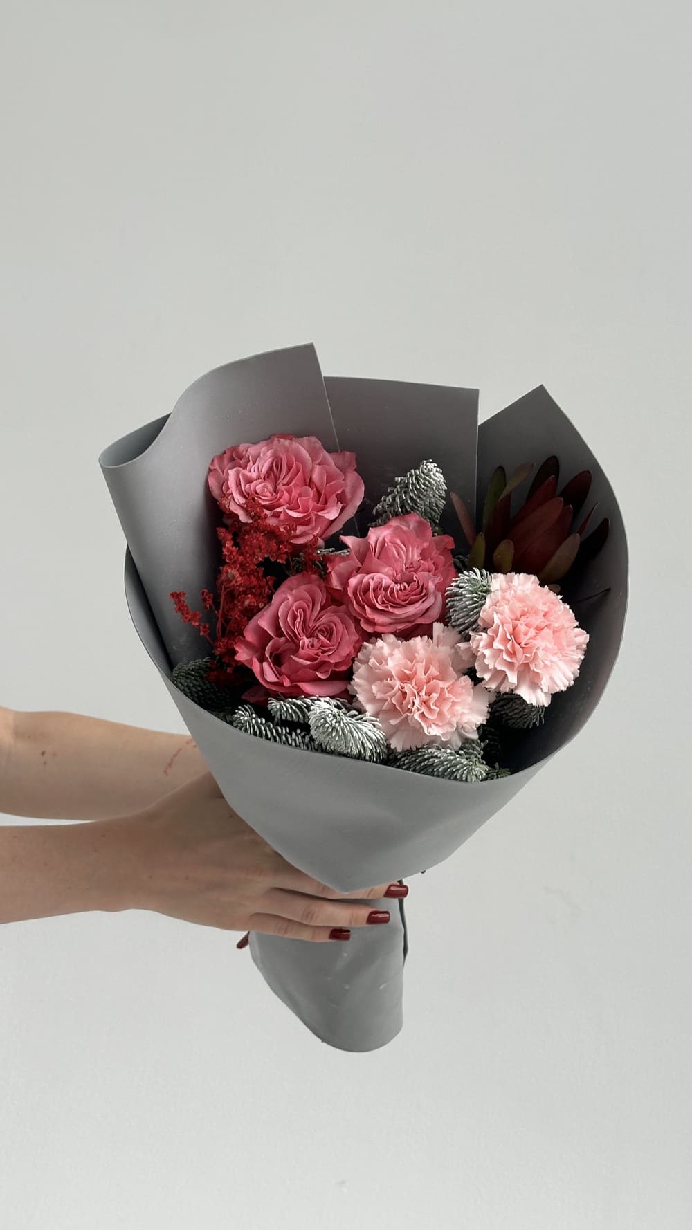 Новогодний букет из роз, диантусов и хвои Новогодний букет из роз, диантусов и хвои