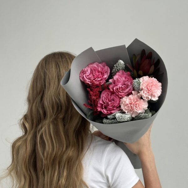 Новогодний букет из роз, диантусов и хвои