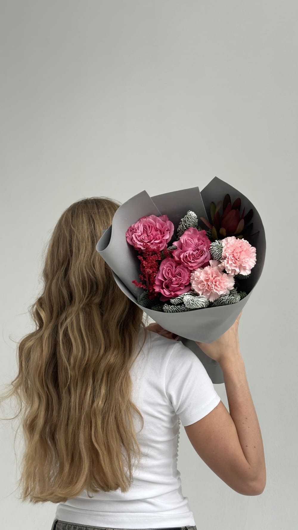 Новогодний букет из роз, диантусов и хвои Новогодний букет из роз, диантусов и хвои