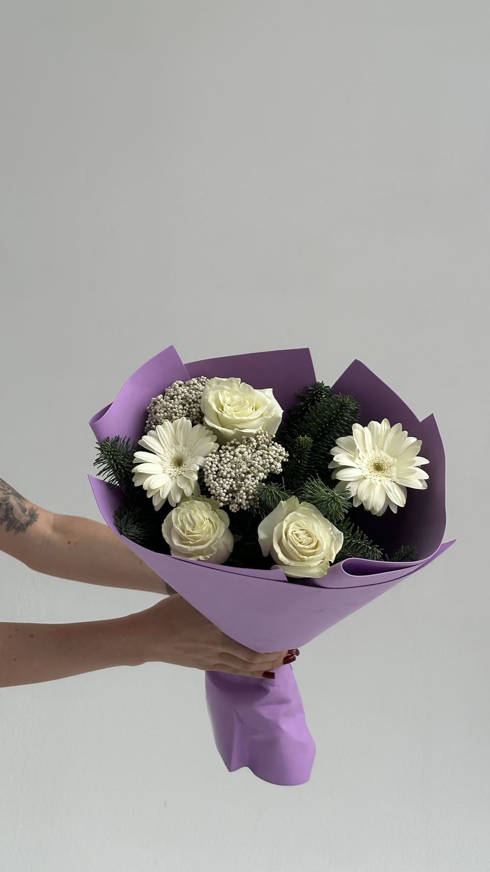 Новогодний букет из роз, гербер и хвои Новогодний букет из роз, гербер и хвои