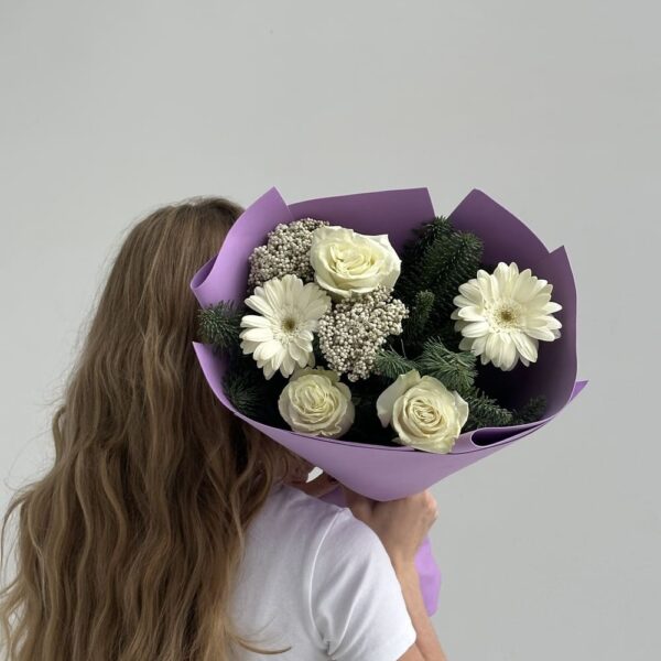 Новогодний букет из роз, гербер и хвои