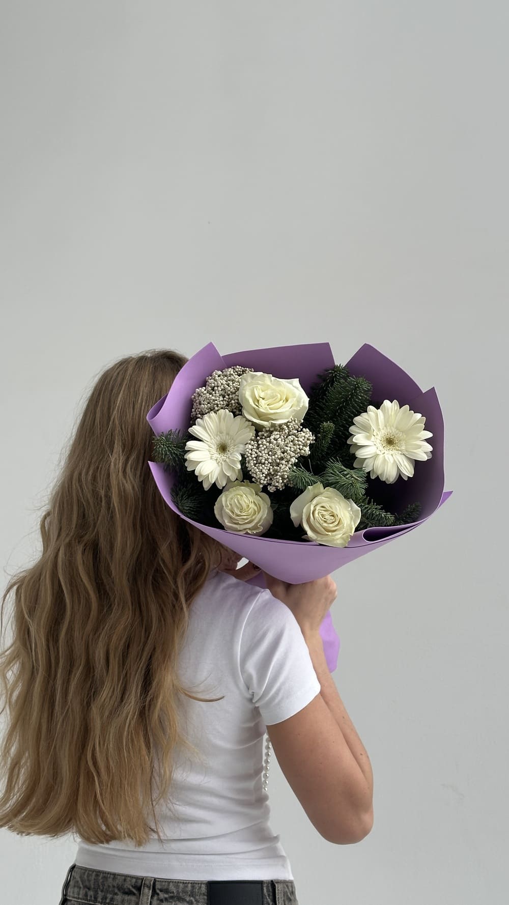 Новогодний букет из роз, гербер и хвои Новогодний букет из роз, гербер и хвои