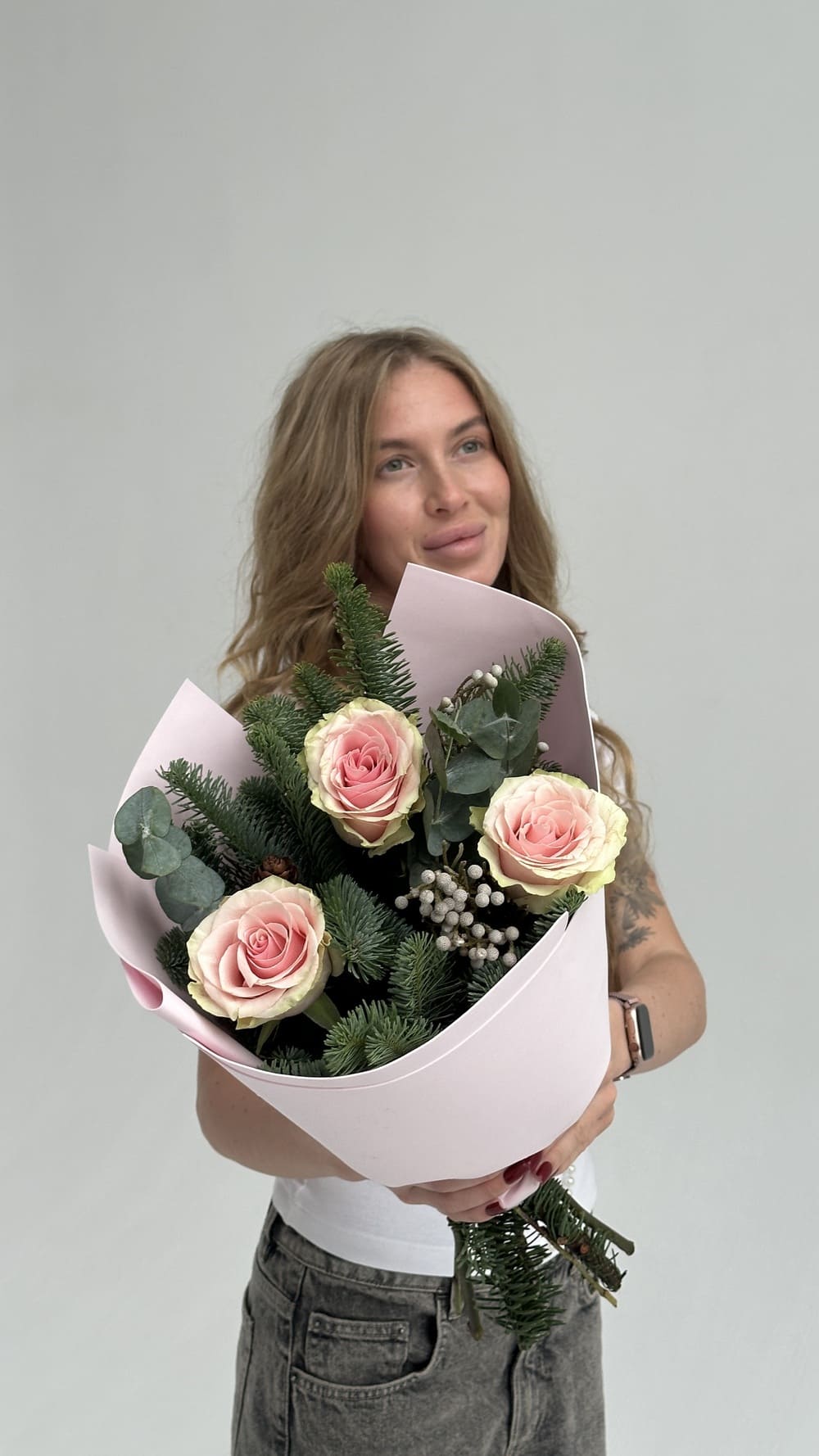 Новогодний букет из роз и ели Новогодний букет из роз и ели