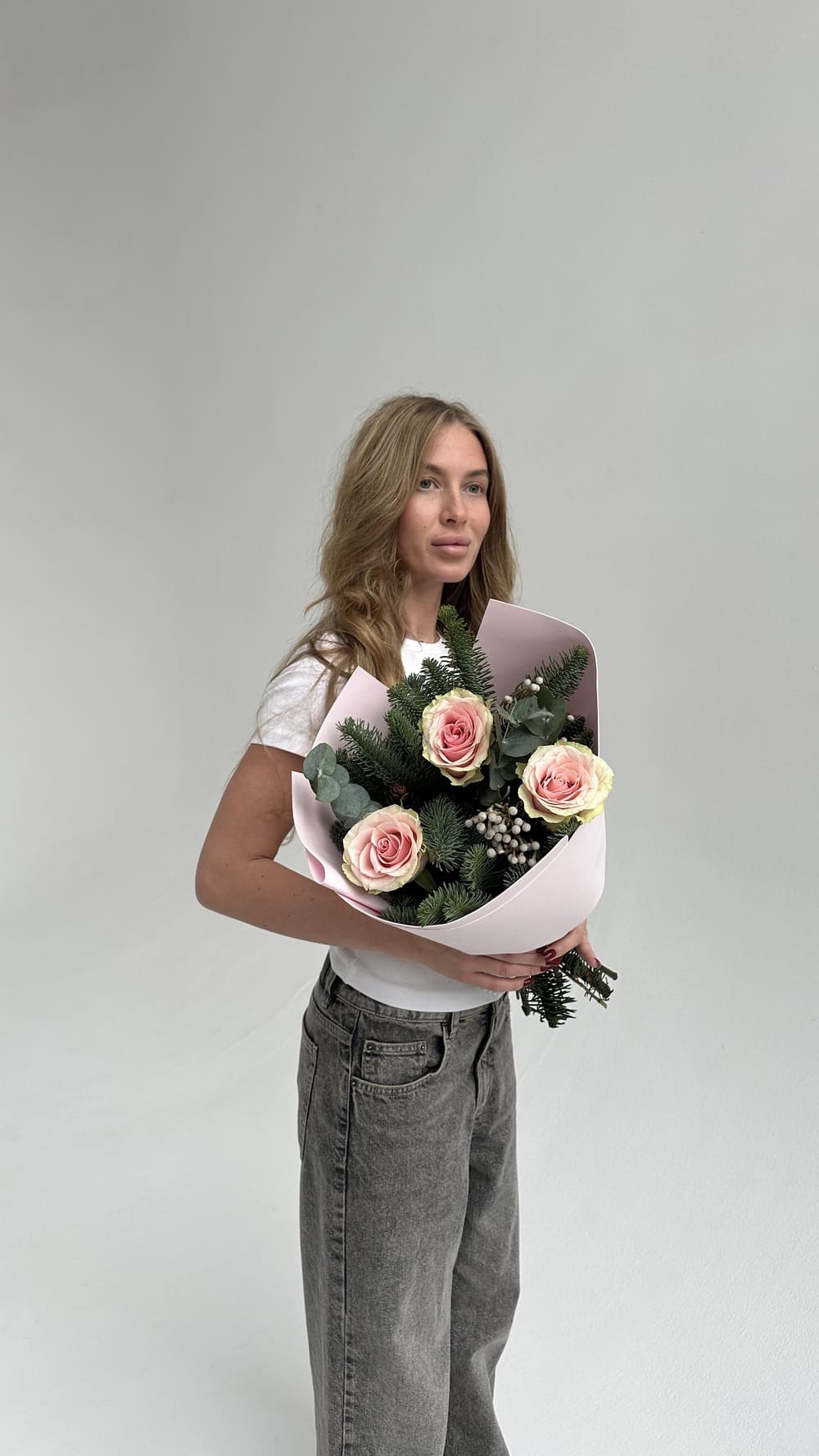 Новогодний букет из роз и ели Новогодний букет из роз и ели