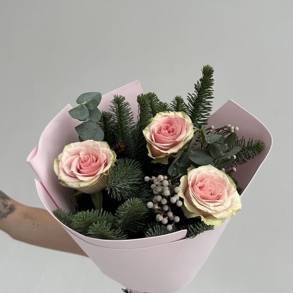 Новогодний букет из роз и ели