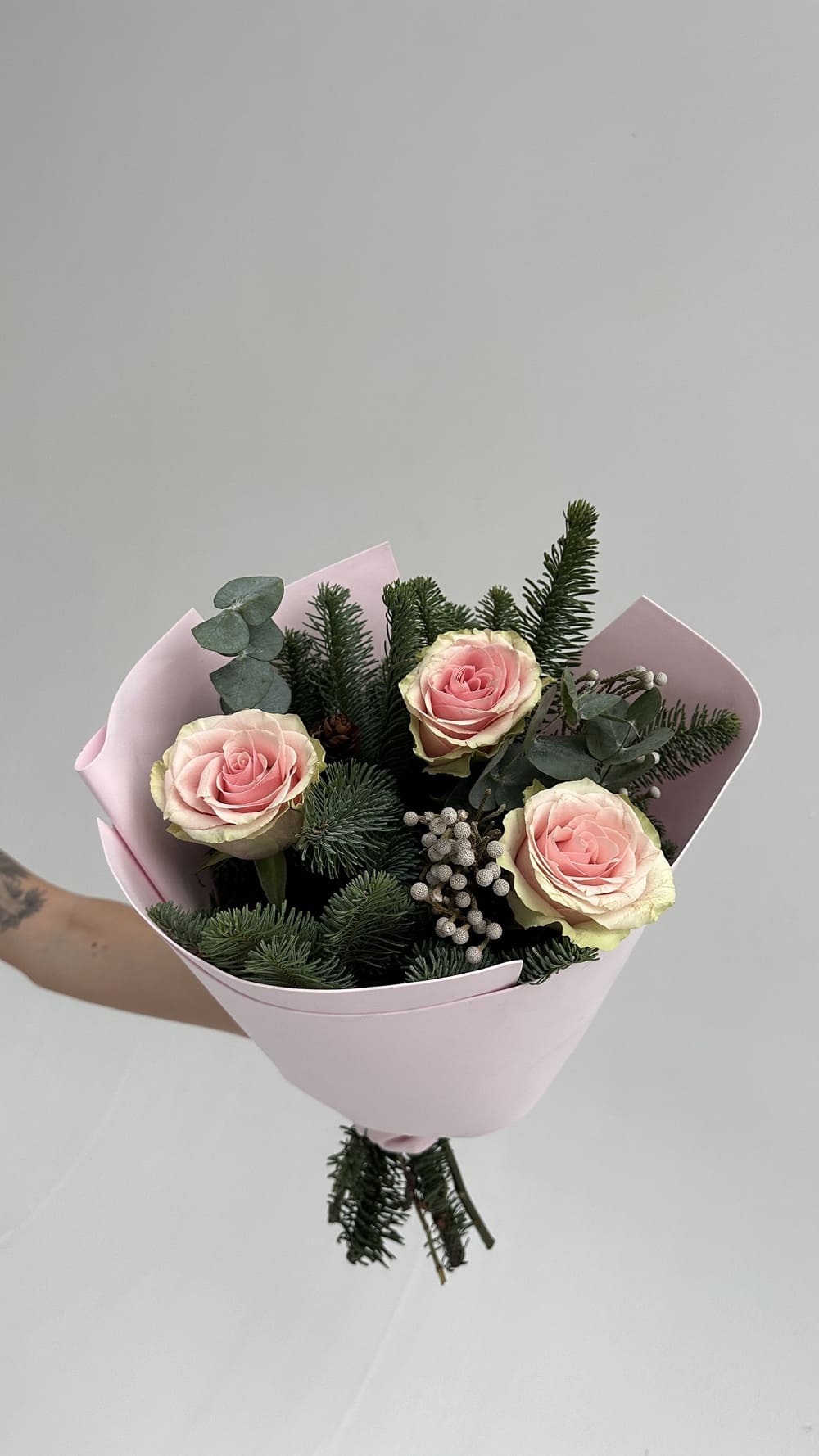 Новогодний букет из роз и ели Новогодний букет из роз и ели