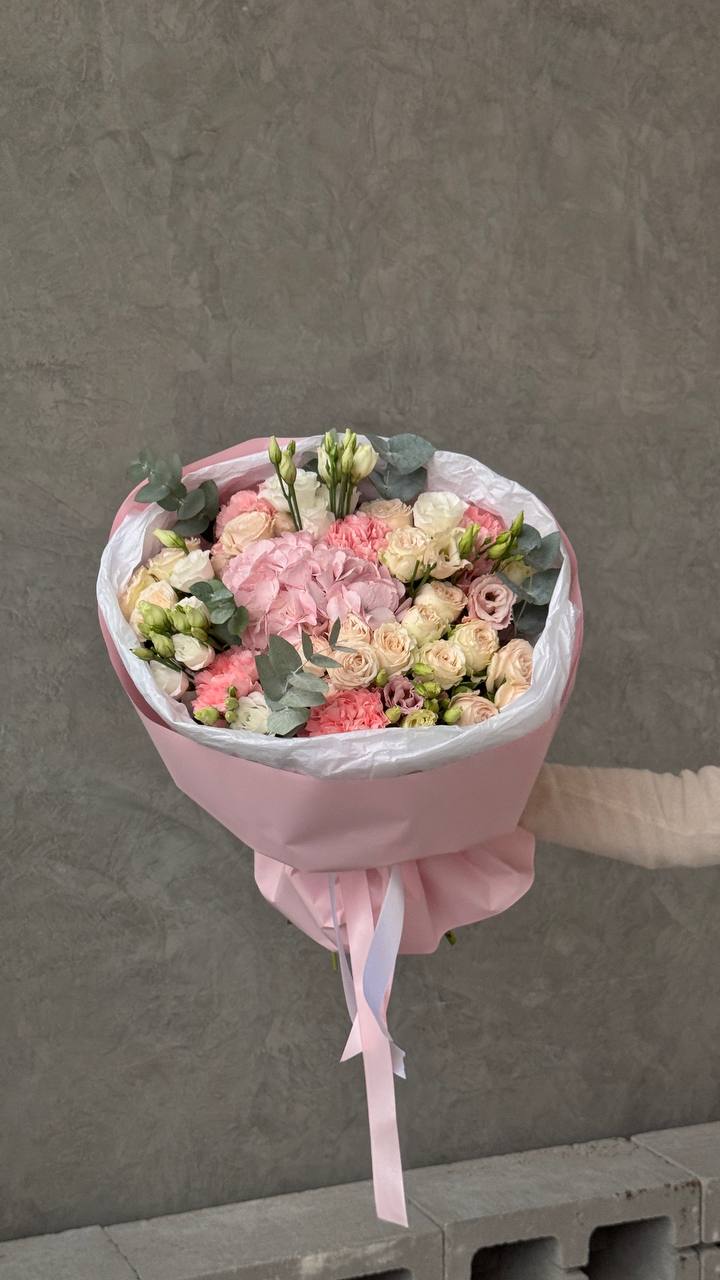 Букет из роз, гортензии и эустом Букет из роз, гортензии и эустом