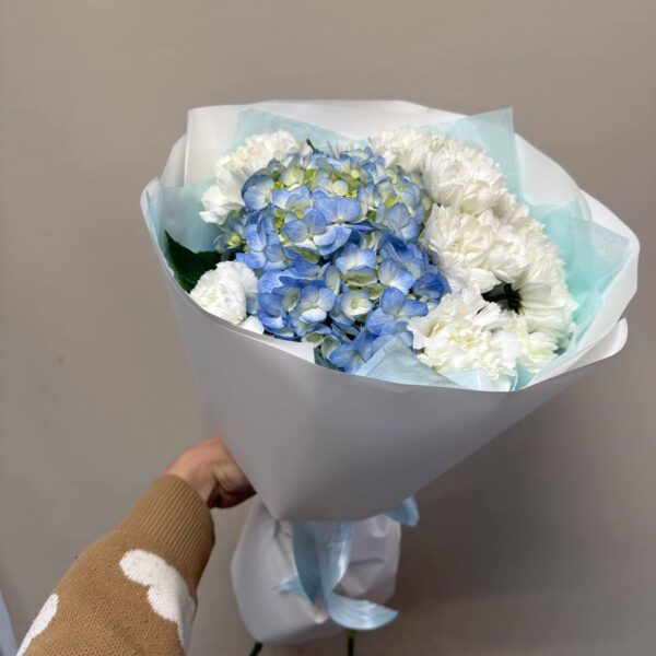 Букет из гортензии, хризантем и диантусов