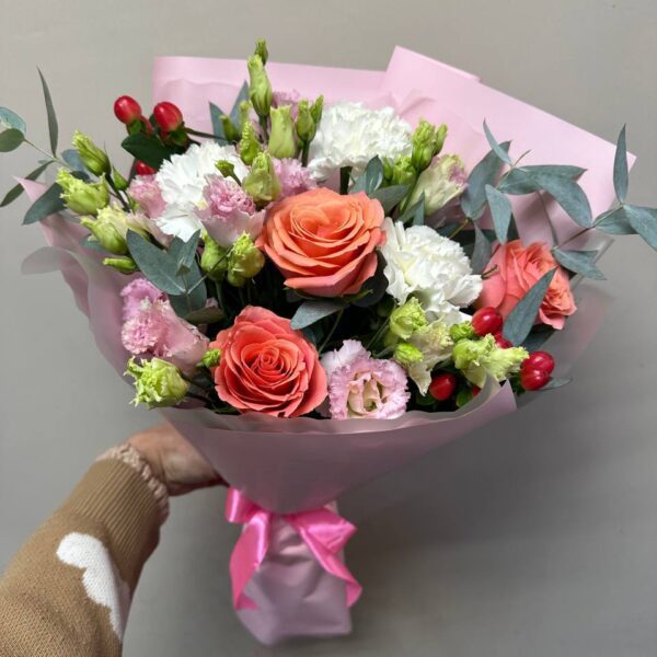 Букет из роз, эустом и диантусов