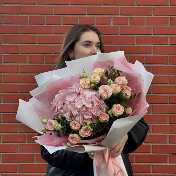 Букет из гортензии и кустовых роз