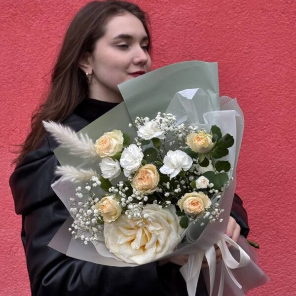 Букет из роз, диантусов и сухоцветов