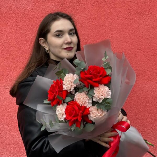 Букет из французских роз, диантусов и эвкалипта