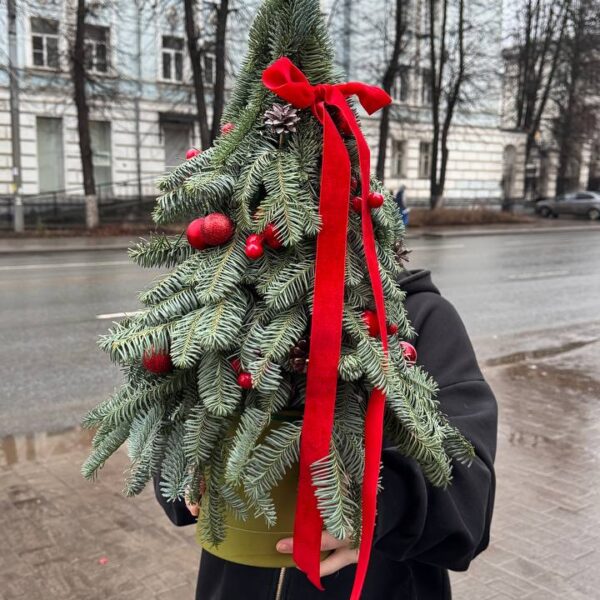 Новогодняя елка с декором
