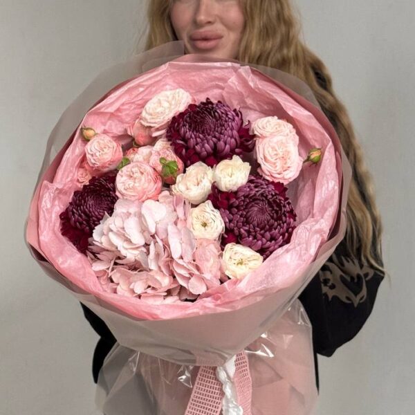 Букет из гортензии, кустовых роз и хризантем