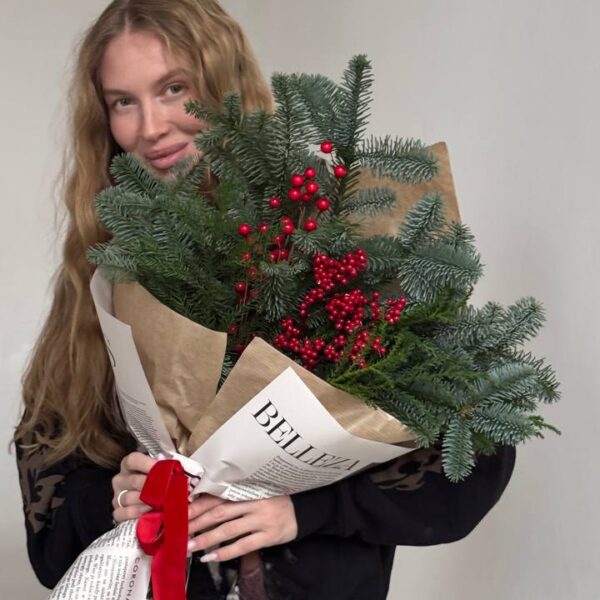 Новогодний букет из нобилиса и илекса