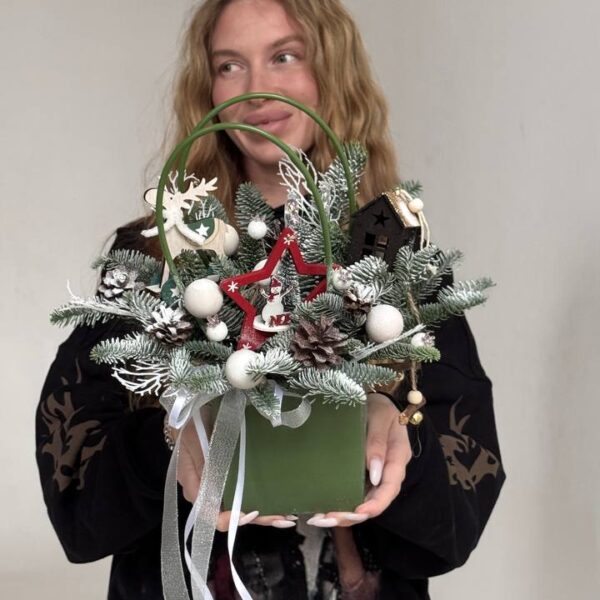 Новогодняя композиция из нобилиса и декора