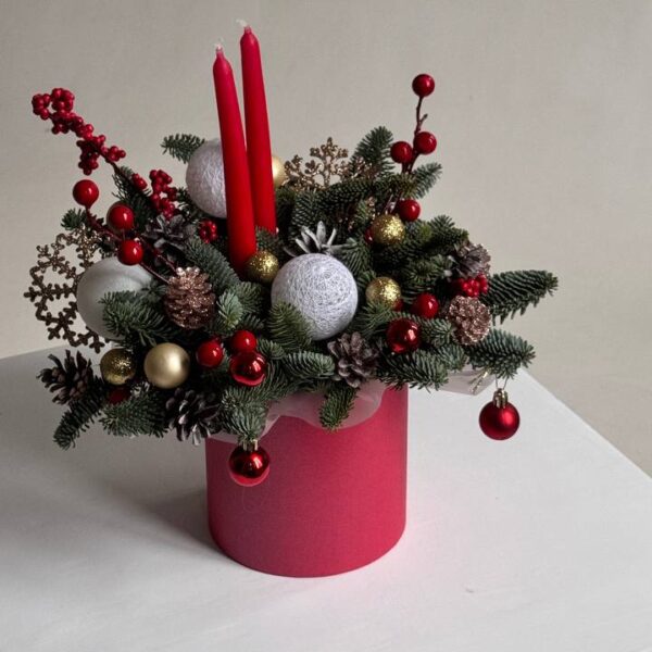 Новогодняя коробка из нобилиса и декора