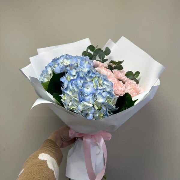 Букет из 2 гортензий и диантусов