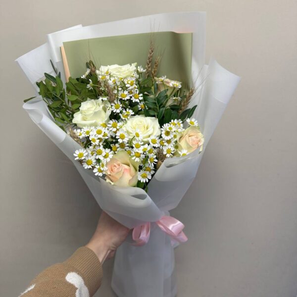 Букет из роз и ромашек