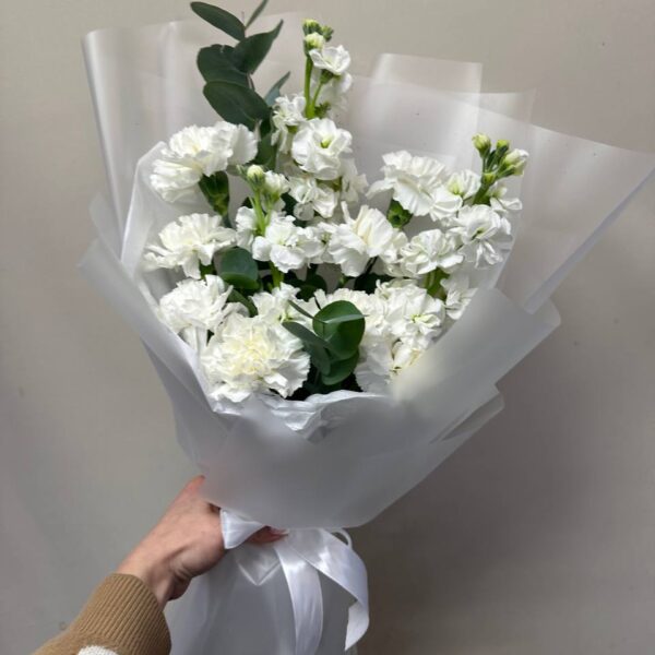 Букет из белых диантусов и маттиолы