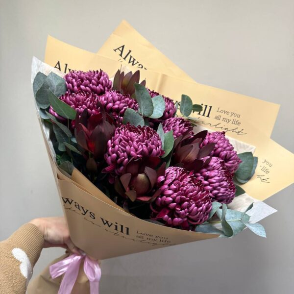 Букет из хризантем и левкадендрона