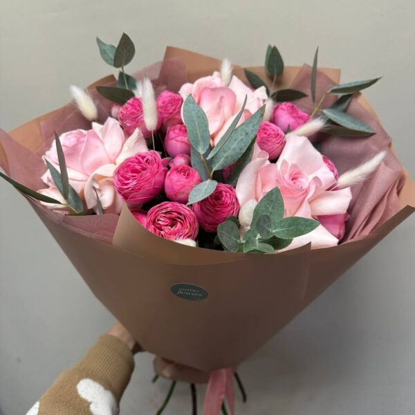 Букет из французских роз и кустовых