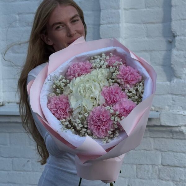 Букет из гортензии, диантусов и гипсофилы