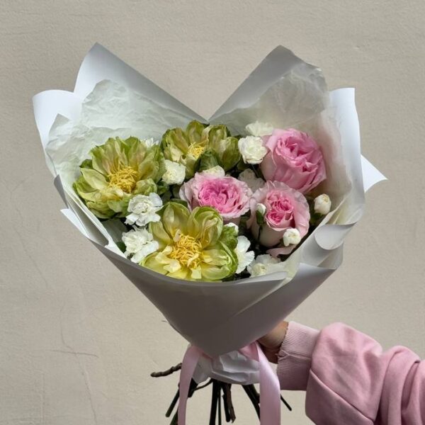 Букет из роз и кустовых диантусов