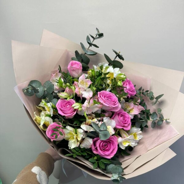 Букет из кенийских роз и альстромерии
