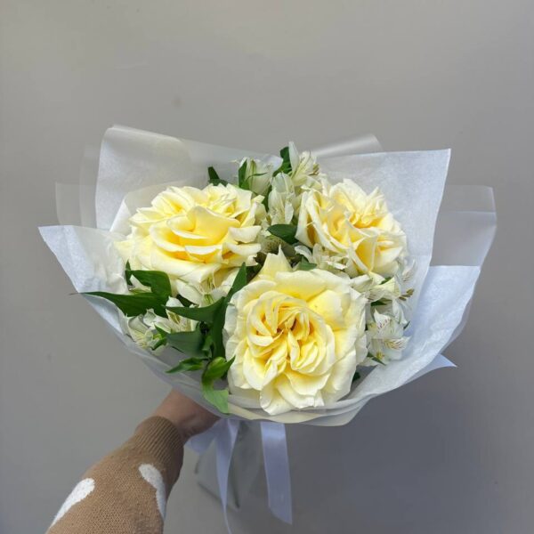 Букет из белых роз и альстромерий